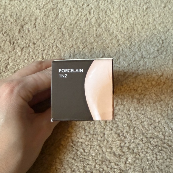 NWT BECCA 24 Hour Long Wear Foundation in Porcelain - Picture 3 of 5